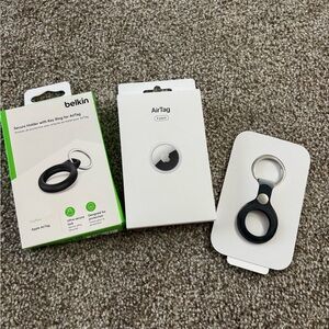 NEW!! Apple Air Tags (4) + 2 holder keychains